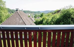 einen roten Zaun mit Blick auf ein Haus in der Unterkunft Ferienhaus 120 In Kirchheim in Kirchheim