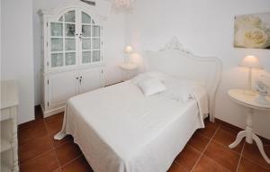 Postel nebo postele na pokoji v ubytování Amazing Home In Roquebrune Sur Argens