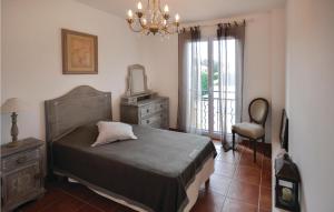 Postel nebo postele na pokoji v ubytování Amazing Home In Roquebrune Sur Argens + 16 fotografií