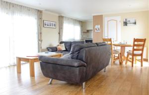 - un salon avec un canapé et une table dans l'établissement Awesome Home In Sint-annaland With Wifi, à Sint-Annaland