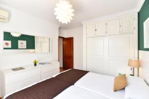 A bed or beds in a room at Jacuzzi & Garden Holiday Home