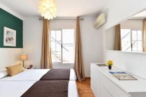 A bed or beds in a room at Jacuzzi & Garden Holiday Home