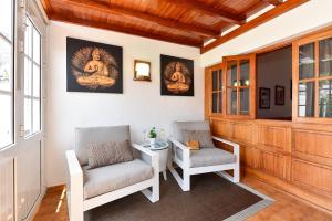 A seating area at Jacuzzi & Garden Holiday Home