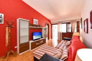 A television and/or entertainment centre at Jacuzzi & Garden Holiday Home