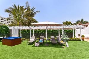 A garden outside Jacuzzi & Garden Holiday Home