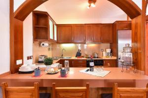 A kitchen or kitchenette at Jacuzzi & Garden Holiday Home