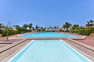 The swimming pool at or close to Jacuzzi & Garden Holiday Home