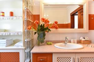 A bathroom at Jacuzzi & Garden Holiday Home