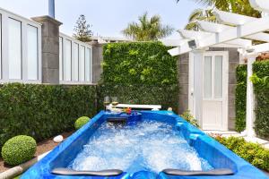 The swimming pool at or close to Jacuzzi & Garden Holiday Home