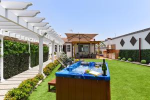 A garden outside Jacuzzi & Garden Holiday Home