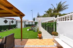A garden outside Jacuzzi & Garden Holiday Home