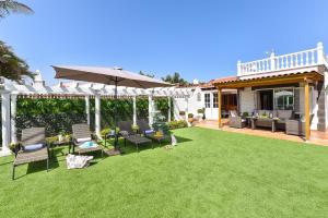 A garden outside Jacuzzi & Garden Holiday Home