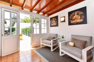 A seating area at Jacuzzi & Garden Holiday Home