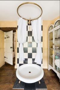 Bilik mandi di Tudor Cottage