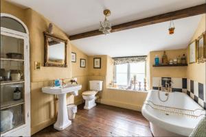 ein Badezimmer mit Waschbecken, Badewanne und Toilette in der Unterkunft Tudor Cottage in Fairford + 27 Fotos