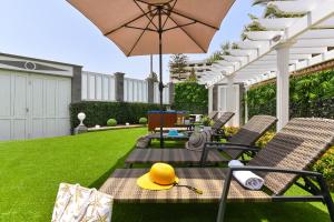A garden outside Jacuzzi & Garden Holiday Home