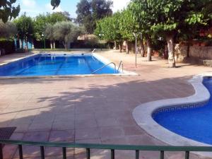 ein großes Schwimmbecken mit einem Zaun drumherum in der Unterkunft Cal Perdigués de Boada pet friendly in Boada