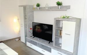 TV i/ili multimedijalni sistem u objektu Lovely Home In Insel Poel With Kitchen