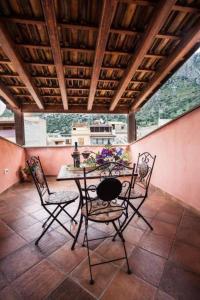 une terrasse couverte avec une table et des chaises. dans l'établissement B&B Cinisi Vacanze, à Cinisi
