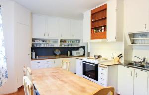 Кухня или мини-кухня в Stunning Home In Munkfors With Wifi
