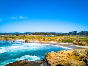 a large body of water with a beach next to it at Surf and Sand Lodge in Fort Bragg
