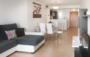 Los MartínezにあるBeautiful Apartment In Torre-pacheco With 2 Bedrooms, Wifi And Outdoor Swimming Poolのリビングルーム(ソファ、テーブル、椅子付)
