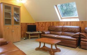sala de estar con sofá de cuero y mesa en Stunning Home In Dirbach With 6 Bedrooms And Wifi, en Dirbach