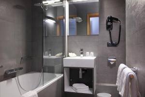 A bathroom at Hotel Restaurant Père Benoît