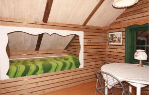 um quarto com uma cama num chalé de madeira em 3 Bedroom Amazing Home In lgars em Älgarås