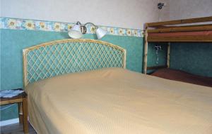 een slaapkamer met een groot bed met een houten hoofdeinde bij Amazing Home In Smlandsstenar With Kitchen in Åtterås