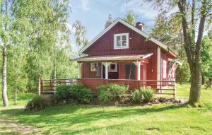 uma casa vermelha no meio de uma floresta em 3 Bedroom Amazing Home In lgars em Älgarås