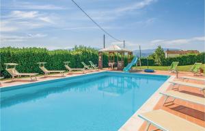 una piscina con sillas y un cenador en Vezzano, en Rabatta