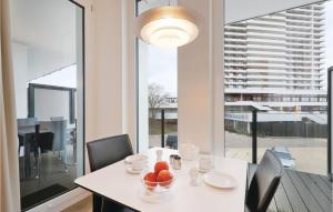 una mesa blanca con un bol de fruta en ella en 1 Bedroom Cozy Apartment In Lbeck Travemnde, en Travemünde