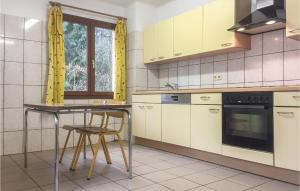una cocina con mesa y sillas. en 6 Bedroom Beautiful Home In Dirbach en Dirbach
