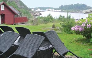 JåsundにあるAwesome Home In Lindesnes With 6 Bedrooms And Saunaの椅子一組