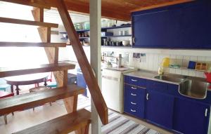 מטבח או מטבחון ב-Cozy Home In Kjpmannsskjr With Kitchen