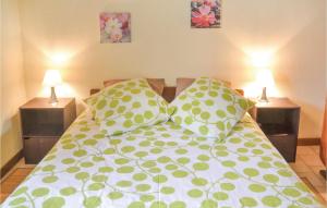 AssayにあるAlteaのベッドルーム1室(枕、ランプ2つ付)