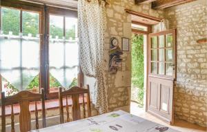 d'une salle à manger avec une table et une fenêtre. dans l'établissement Altea, à Assay