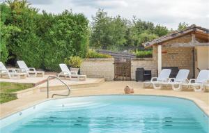 AssayにあるAlteaの裏庭のスイミングプール(椅子、グリル付)