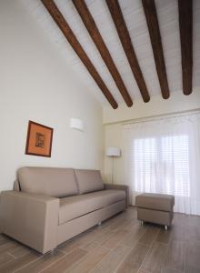 A seating area at Apartamentos Turísticos Mirablanc