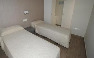 A bed or beds in a room at Apartamentos Turísticos Mirablanc