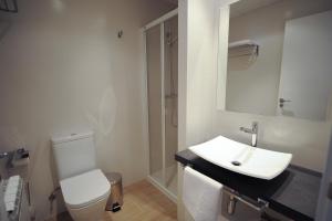 A bathroom at Apartamentos Turísticos Mirablanc