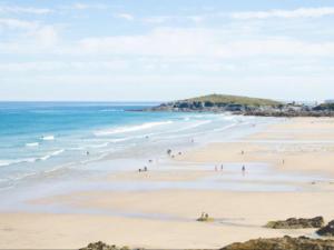 eine Gruppe von Menschen an einem Strand mit Blick auf das Meer in der Unterkunft Bambu Cottage in Newquay + 10 Fotos