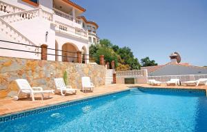 モンダにあるAwesome Home In Monda With 3 Bedrooms, Wifi And Outdoor Swimming Poolのスイミングプール付きのヴィラ、家