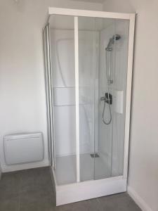 La salle de bains est pourvue d'une douche avec une porte en verre. dans l'établissement Appartement à 2 minutes de la plage 5 places, à Berck-sur-Mer