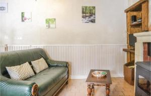 AssayにあるAlteaのリビングルーム(緑のソファ、コーヒーテーブル付)