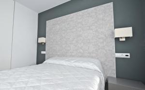 A bed or beds in a room at Apartamentos Turísticos Mirablanc