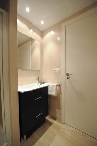A bathroom at Apartamentos Turísticos Mirablanc