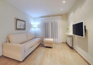 A television and/or entertainment centre at Apartamentos Turísticos Mirablanc