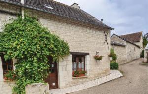 AssayにあるAlteaの大きな緑の木がある白いレンガの家 +6枚の写真